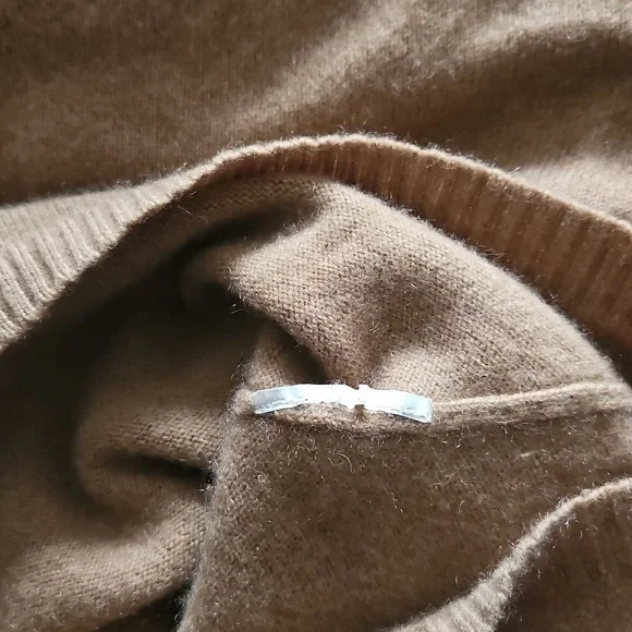 MaxMara Cashmere V-Neck Crop Sweater - Picture 4 of 7